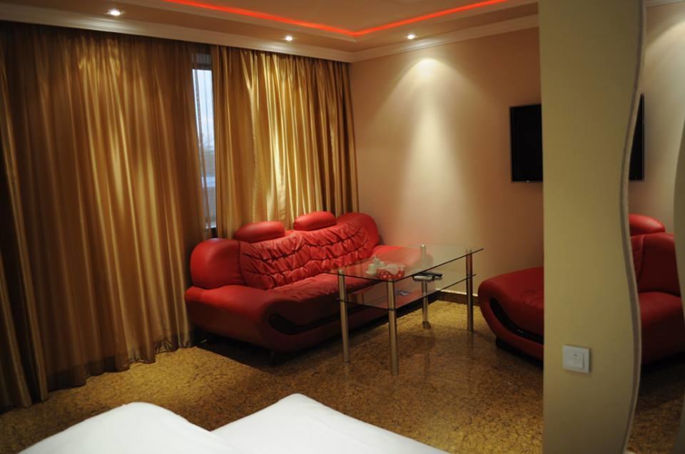 יירבאן Hotel Apollon מראה חיצוני תמונה